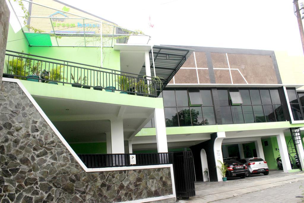 Hôtel The Greenhouse à Yogyakarta Extérieur photo